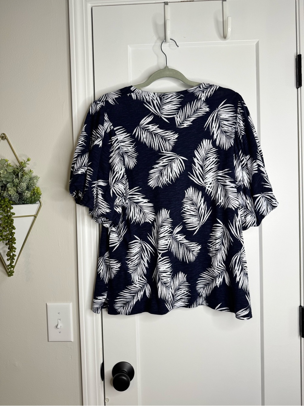 Chico’s Navy Tropical Print Top - Picture 5 of 6